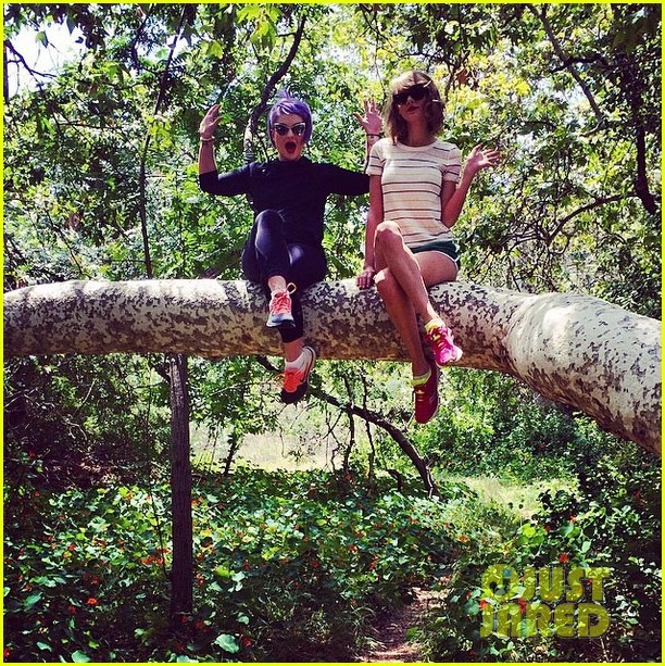 taylor swift climbs trees with kelly osbourne 033109119