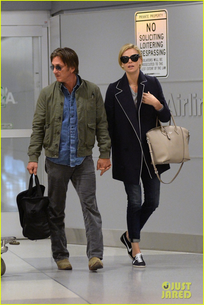 charlize theron sean penn hold hands upon new york arrival 01