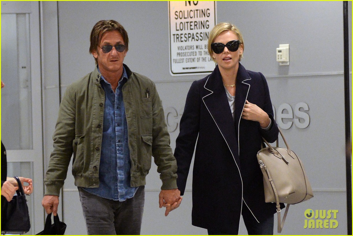 charlize theron sean penn hold hands upon new york arrival 04