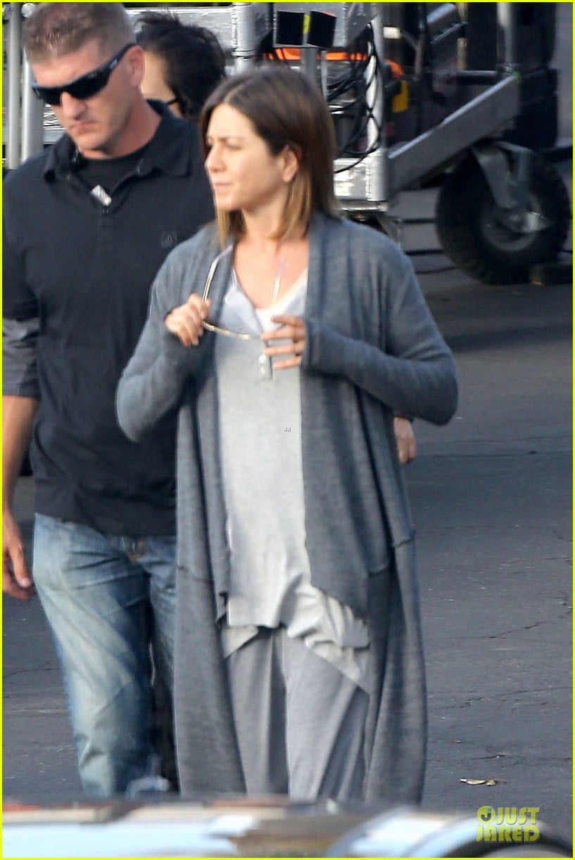 jennifer aniston cake justin theroux right shirt for muscles 163107140