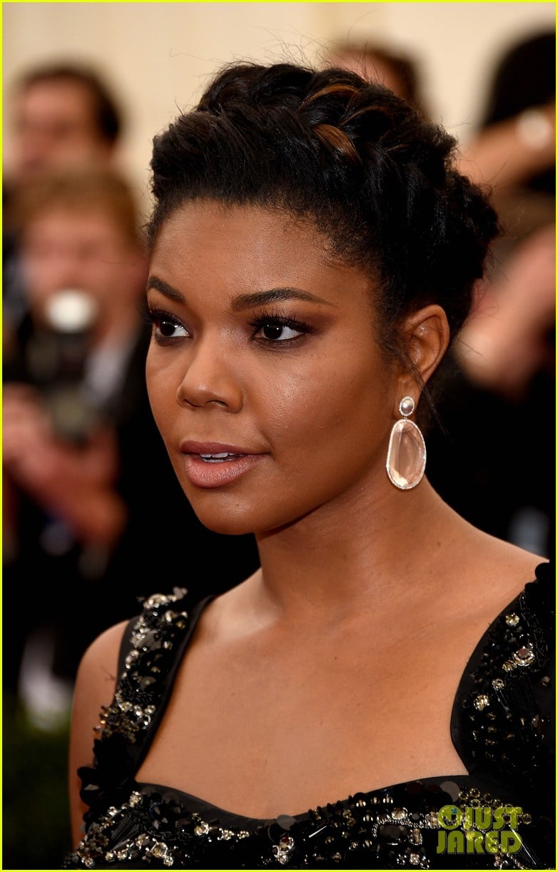 gabrielle union bares her toned stomach at met ball 2014 023106467