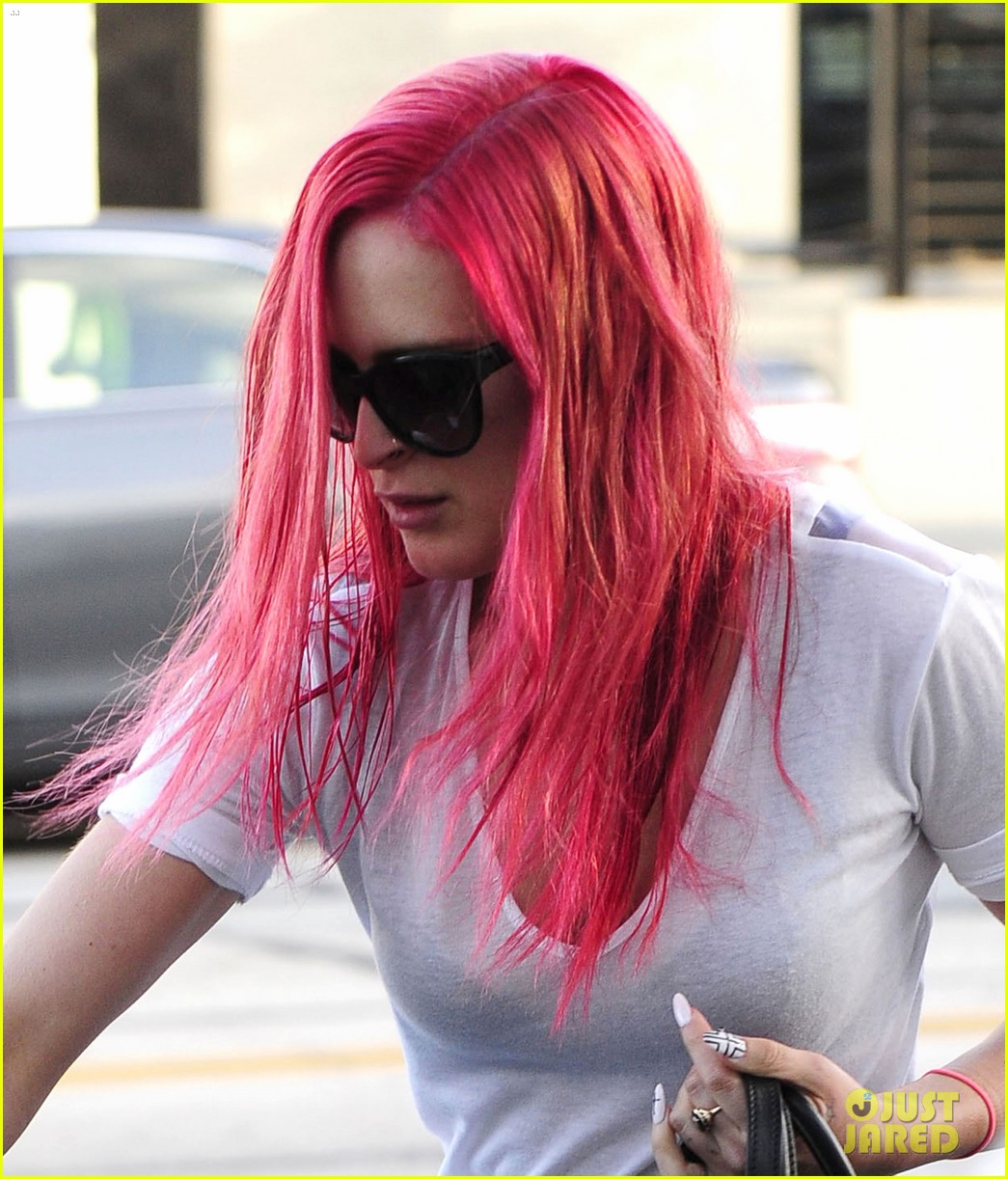 rumer willis dyes her hair bright pink 243119676