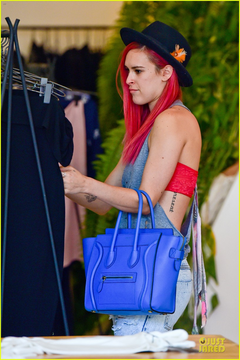 rumer willis heats it up with red hair 203115391