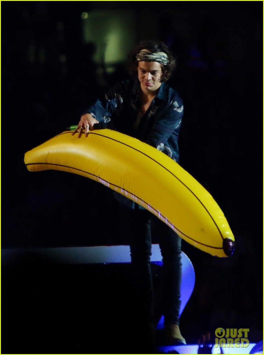 one direction wembly show two banana 063131046