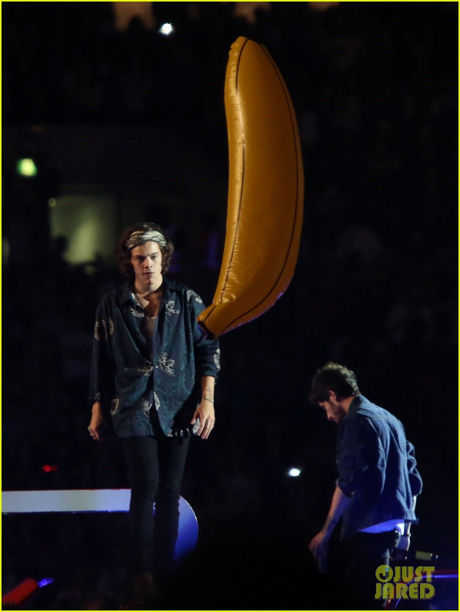 one direction wembly show two banana 25