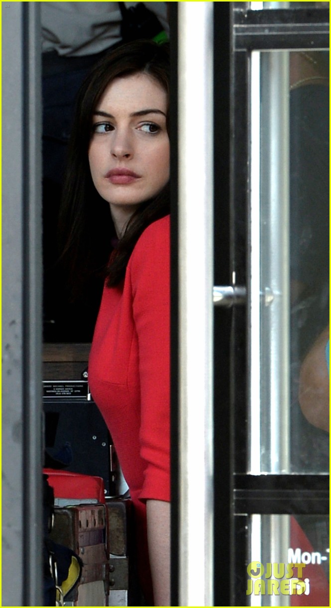anne hathaway continues wearing long brunette wig 033144074