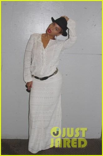 beyonce looks summer chic in white dress with fedora 013129853