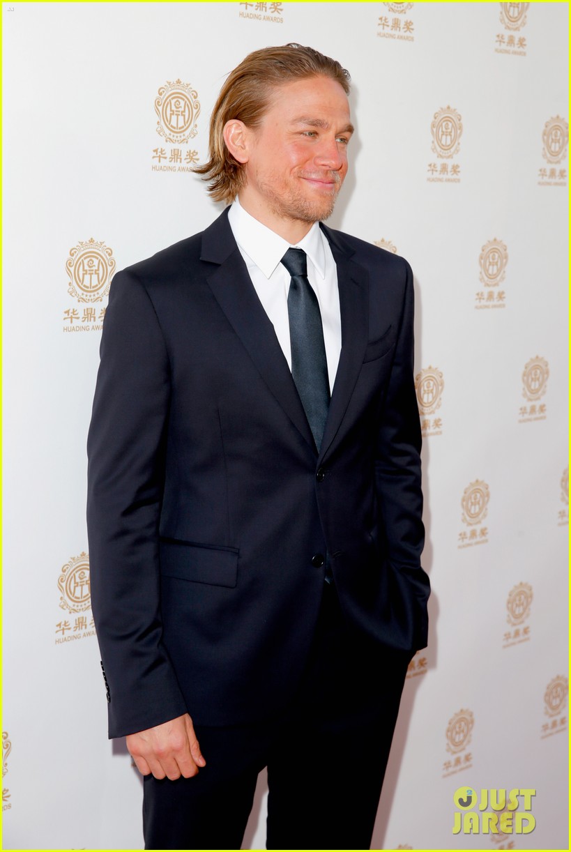 orlando bloom charlie hunnam two very handsome guys at huading awards 053126156