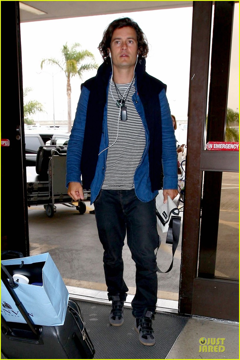 orlando bloom jets out for tony awards 03