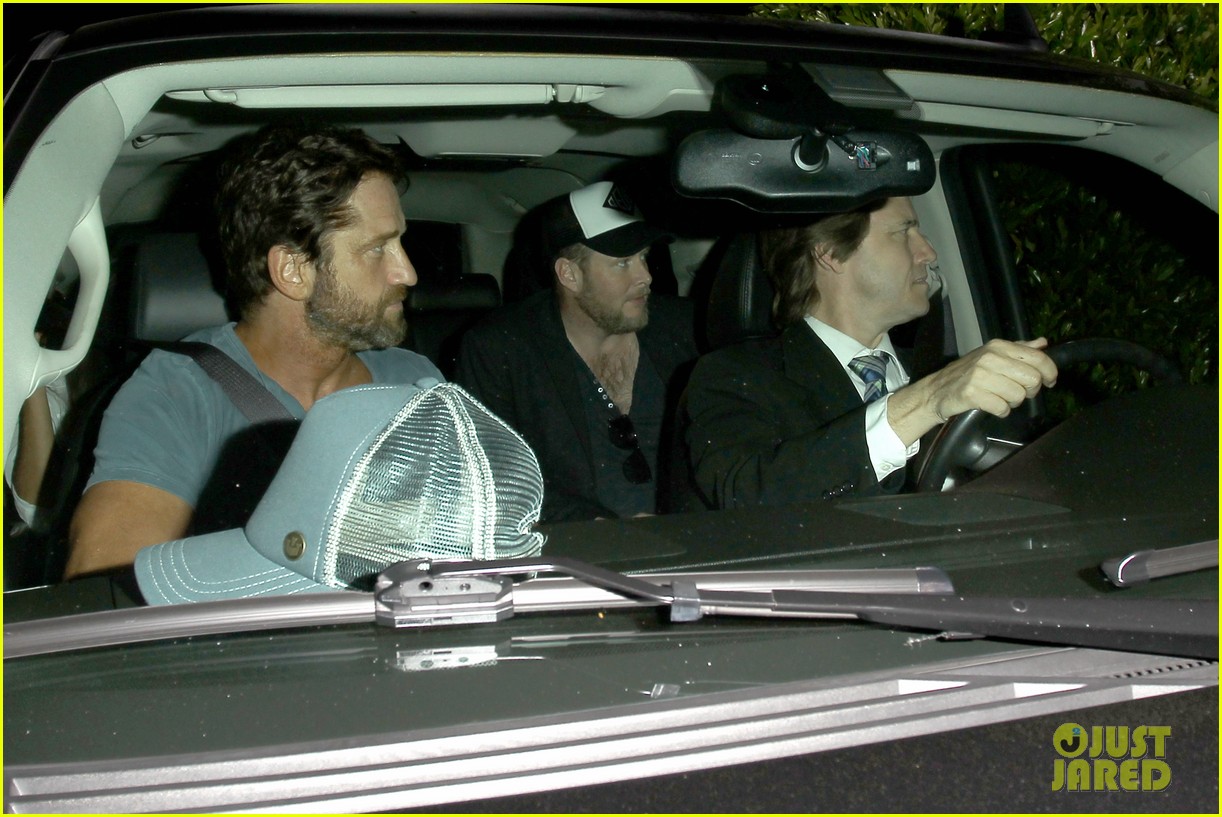 gerard butler brings his buff bod to dinner with friends 053129840