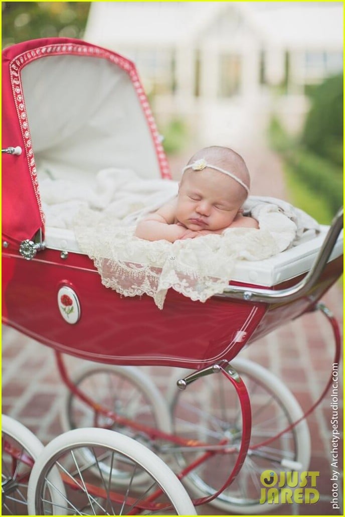 Kelly Clarkson Shares First Photo of Baby Girl River Rose! Photo