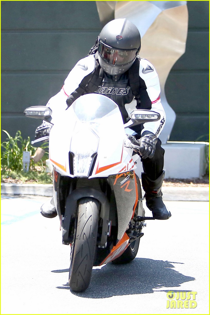 bradley cooper goes incognito in his motorcycle gear 12