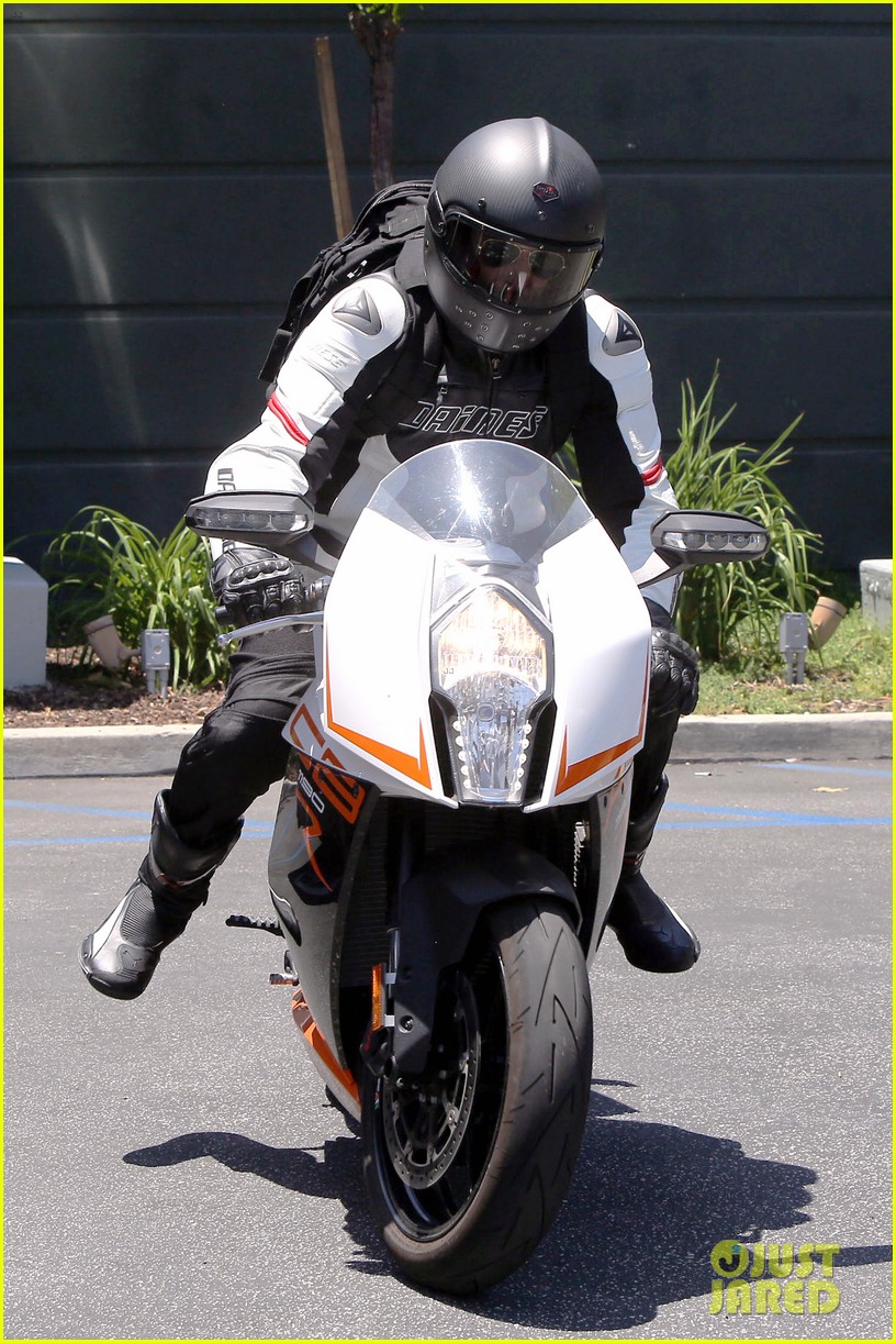 bradley cooper goes incognito in his motorcycle gear 16