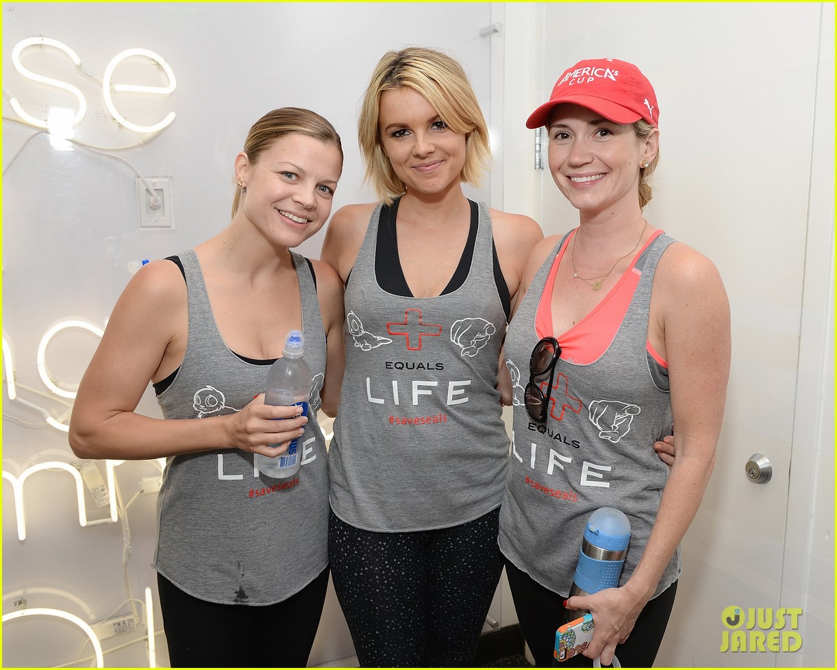 kaley cuoco works up a sweat at seals benefit 17