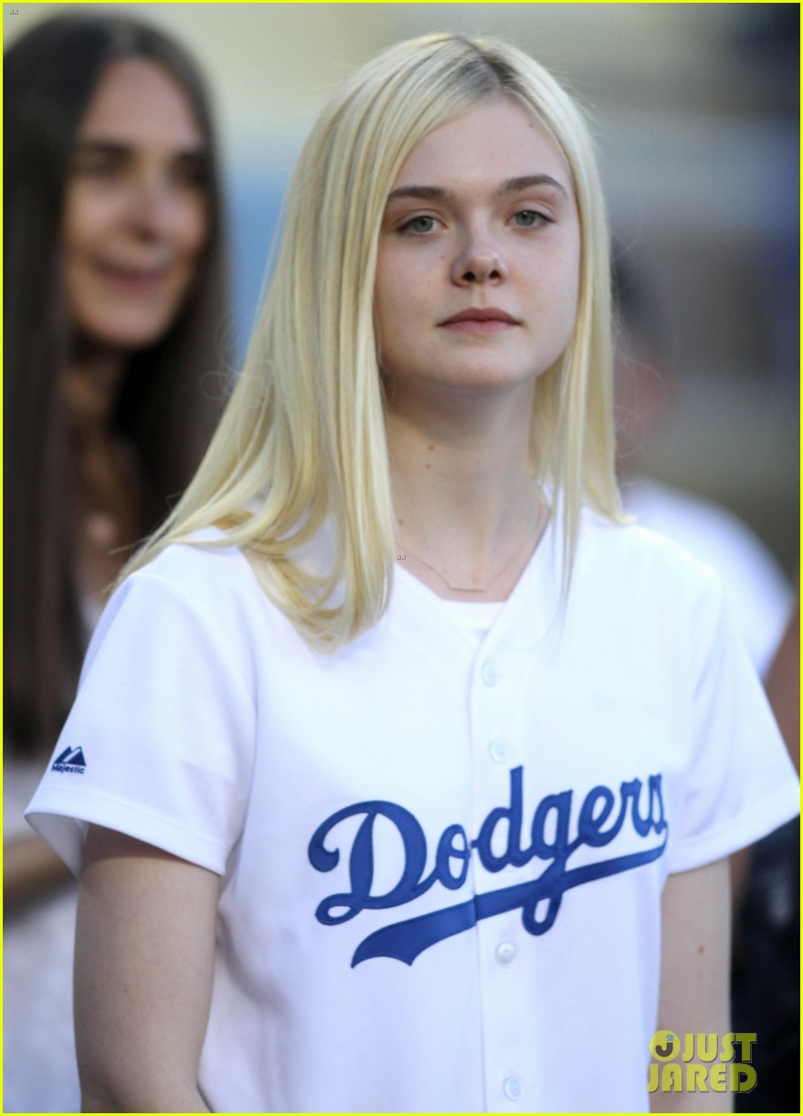 elle fanning first pitch dodgers game 023129271