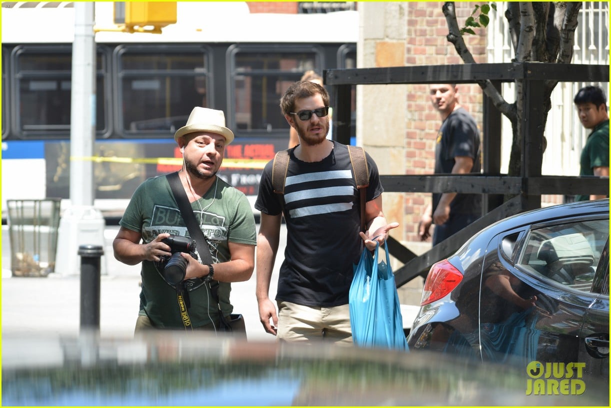 andrew garfield confronts paparazzi on stroll with emma stone 023141866