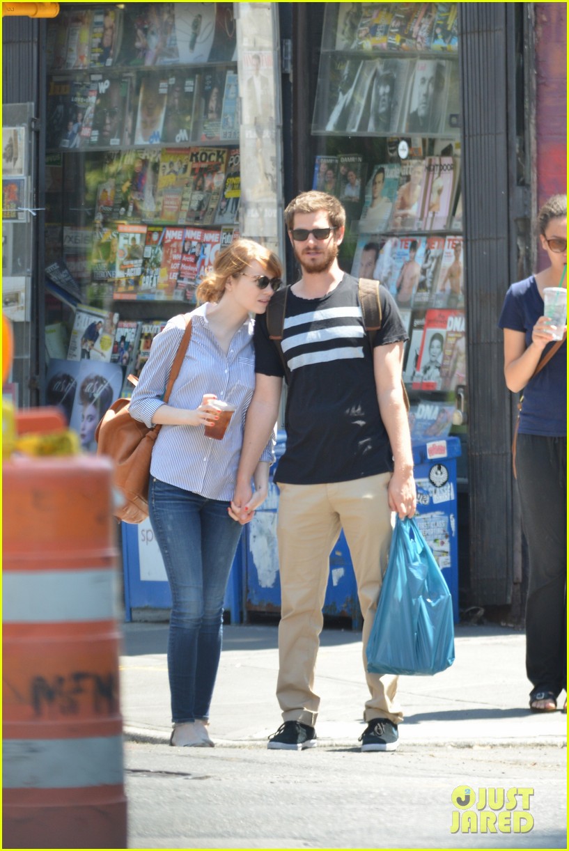 andrew garfield confronts paparazzi on stroll with emma stone 04