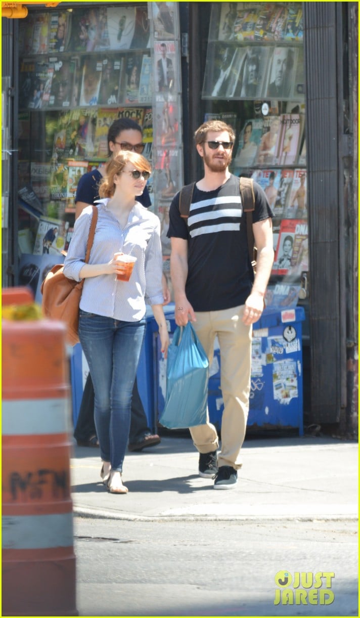 andrew garfield confronts paparazzi on stroll with emma stone 053141869