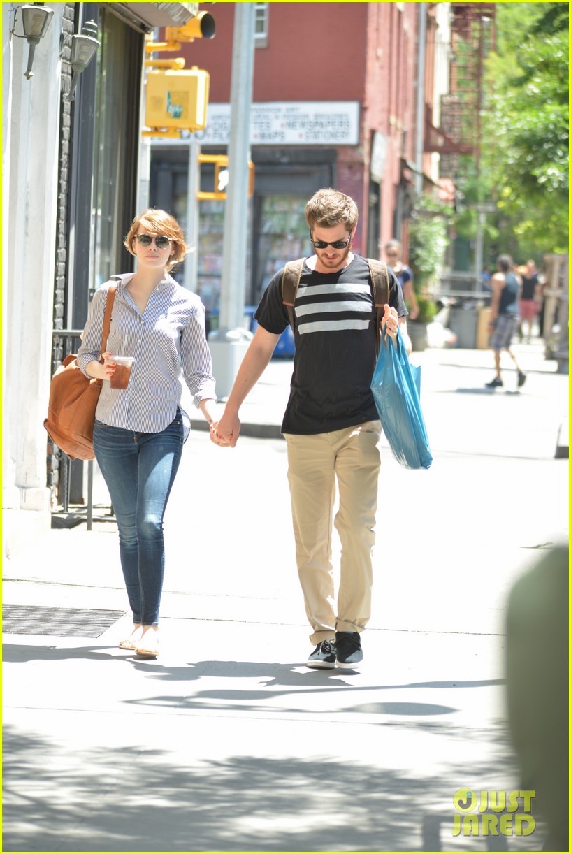 andrew garfield confronts paparazzi on stroll with emma stone 113141875