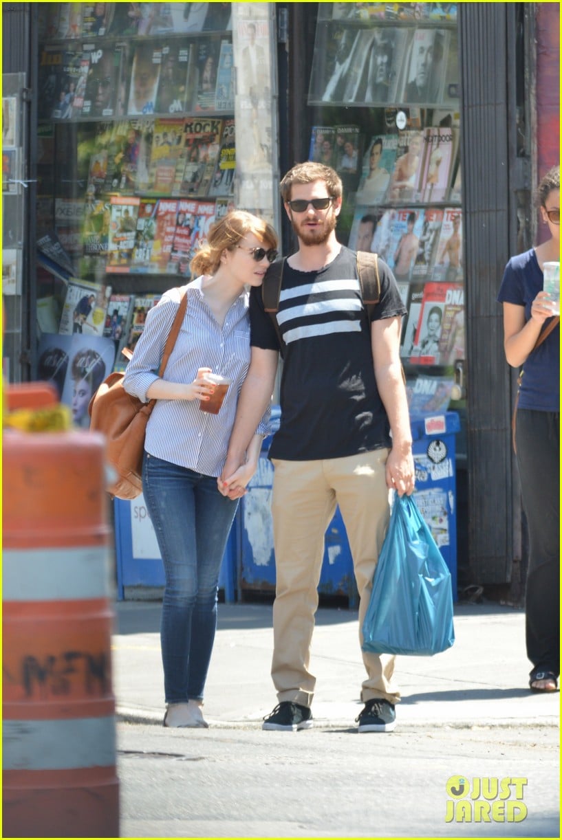 andrew garfield confronts paparazzi on stroll with emma stone 213141885