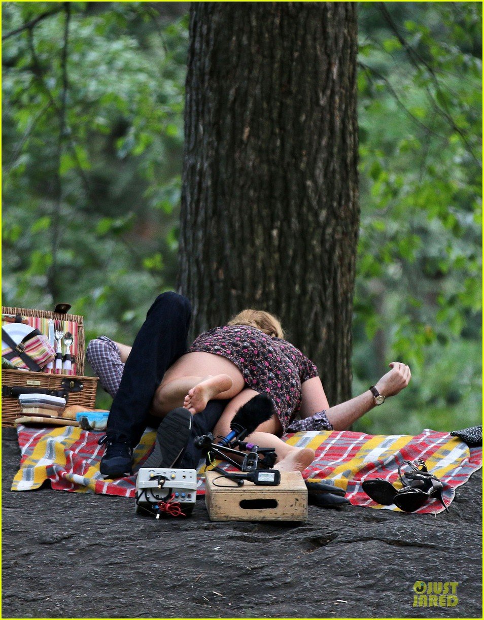 bill hader amy schumer kissing in central park 133145175