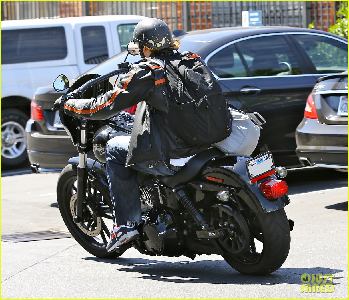 charlie hunnam arrives to sons of anarchy set on motorcycle 05
