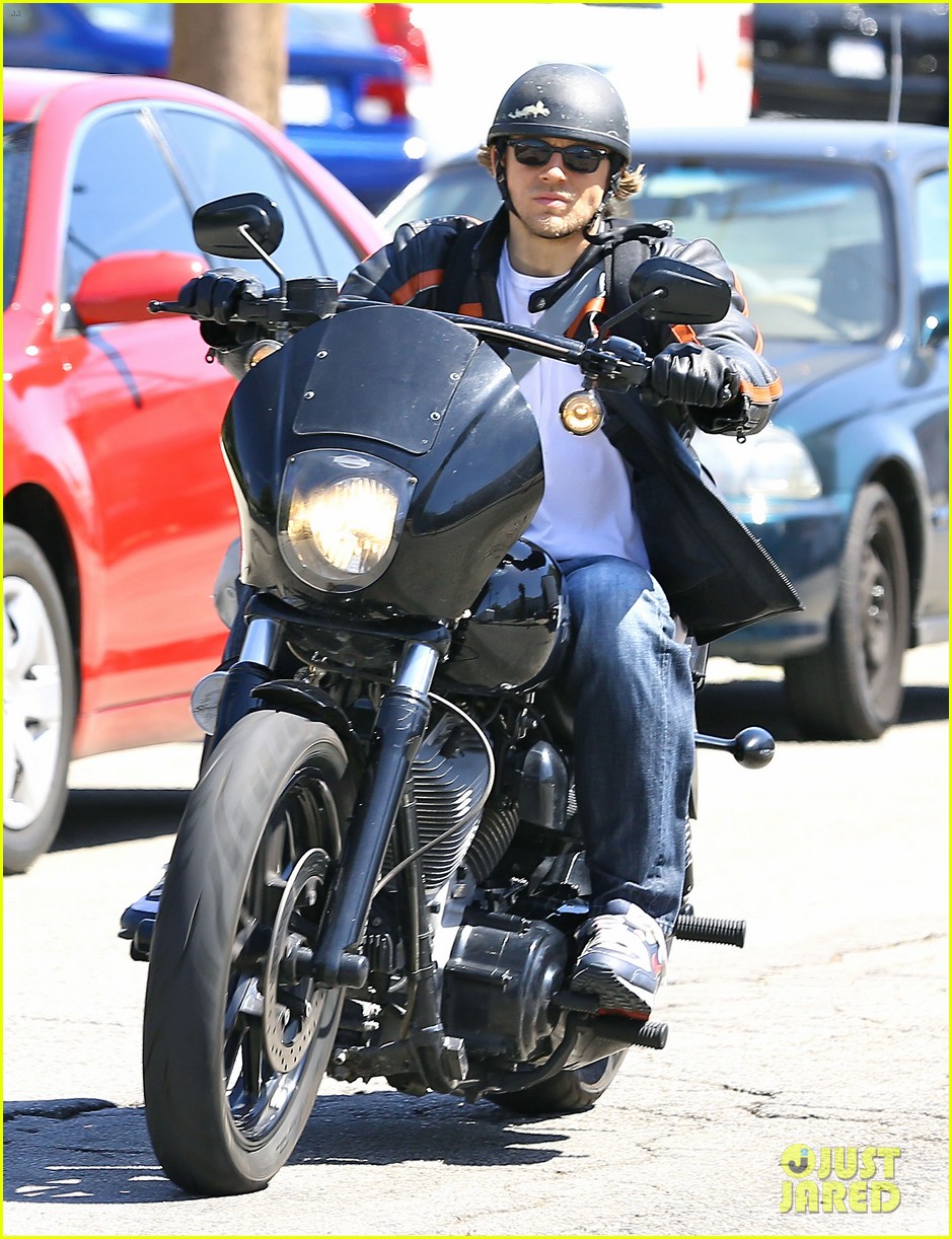 charlie hunnam arrives to sons of anarchy set on motorcycle 103128548
