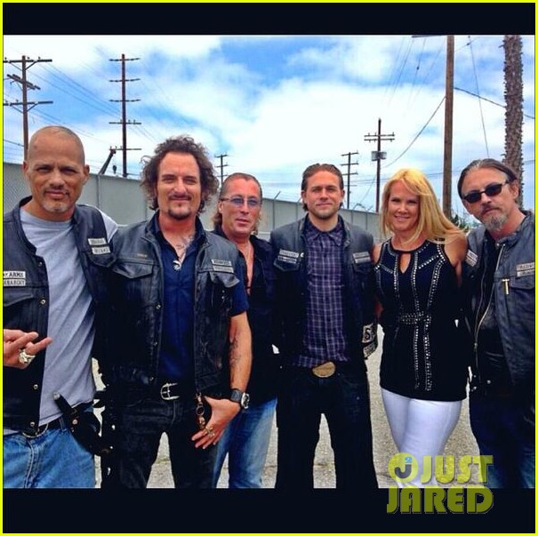 charlie hunnam sons of anarchy cast back filming sharing new pics 04