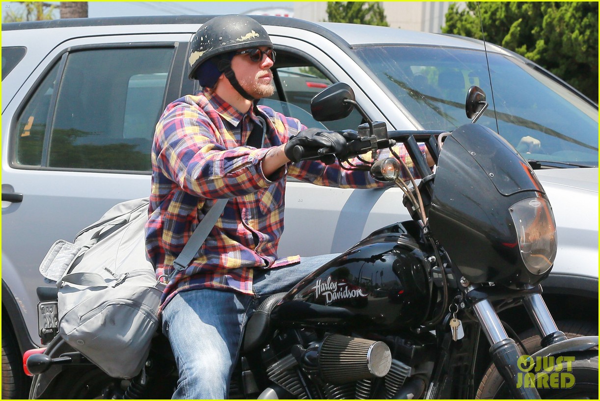 charlie hunnam sons of anarchy cast back filming sharing new pics 07