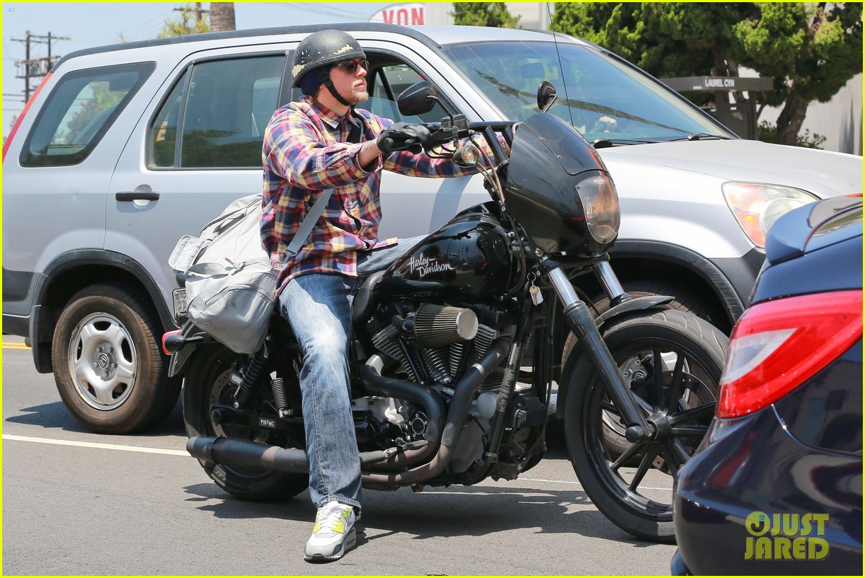charlie hunnam sons of anarchy cast back filming sharing new pics 093144152