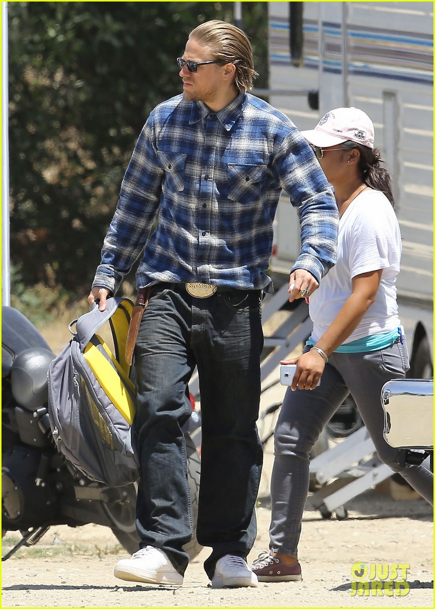 charlie hunnam pacific rim 2 might happen 033137368