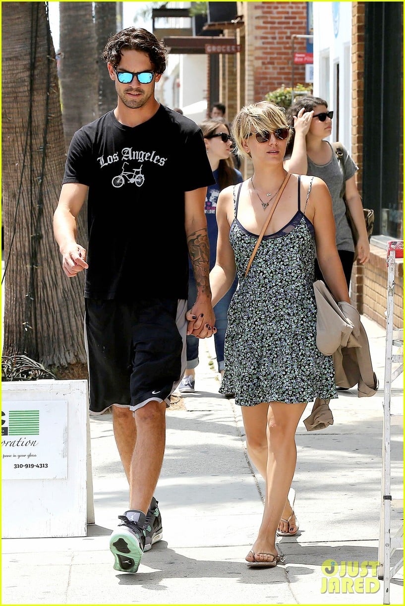 kaley cuoco wears crop tops now wont be able to when shes pregnant 073143999