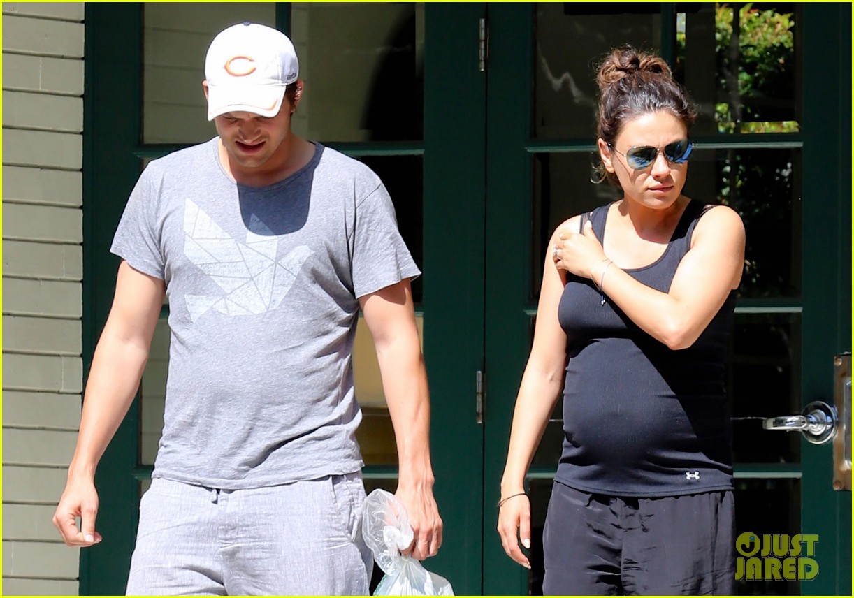pregnant mila kunis ashton kutcher visit with her parents 023126099