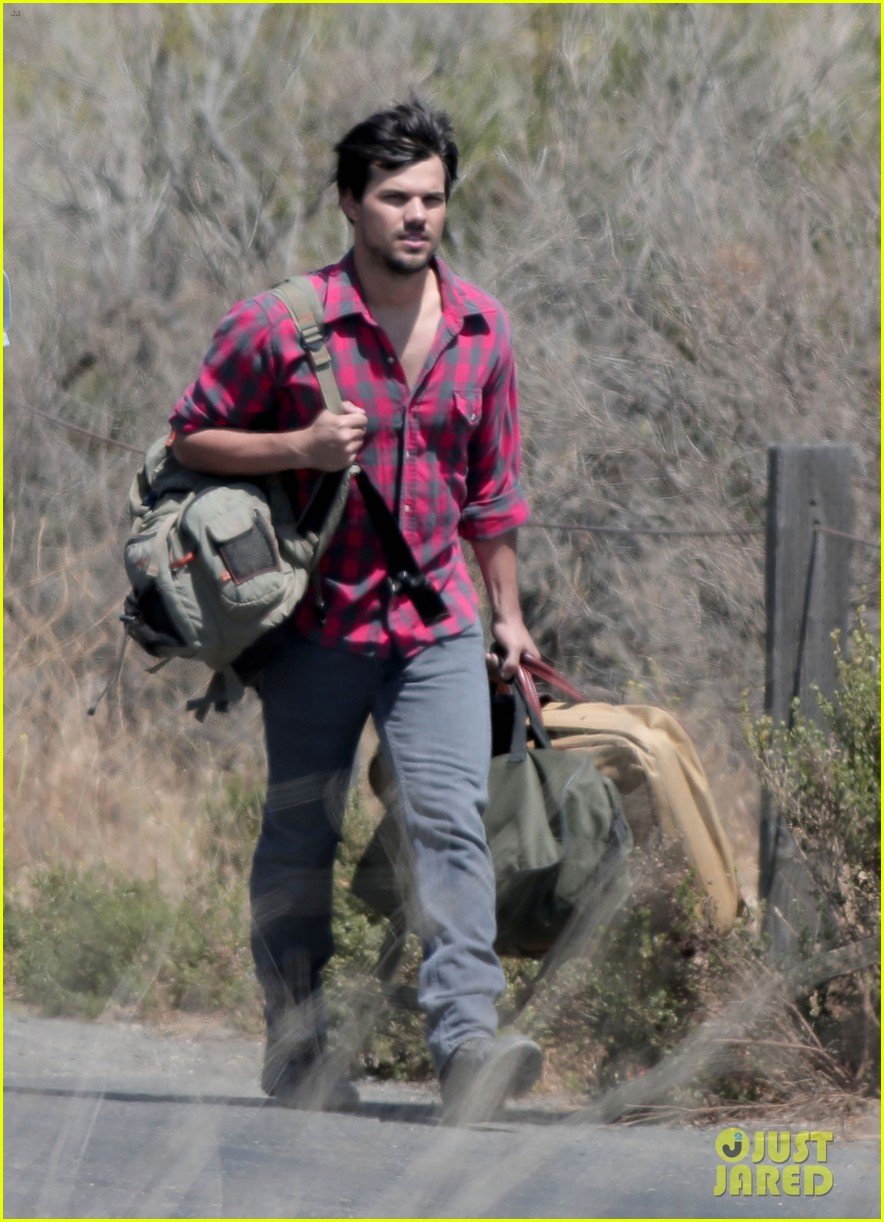 taylor lautner goes shirtless for run the tide beach scenes 113138082