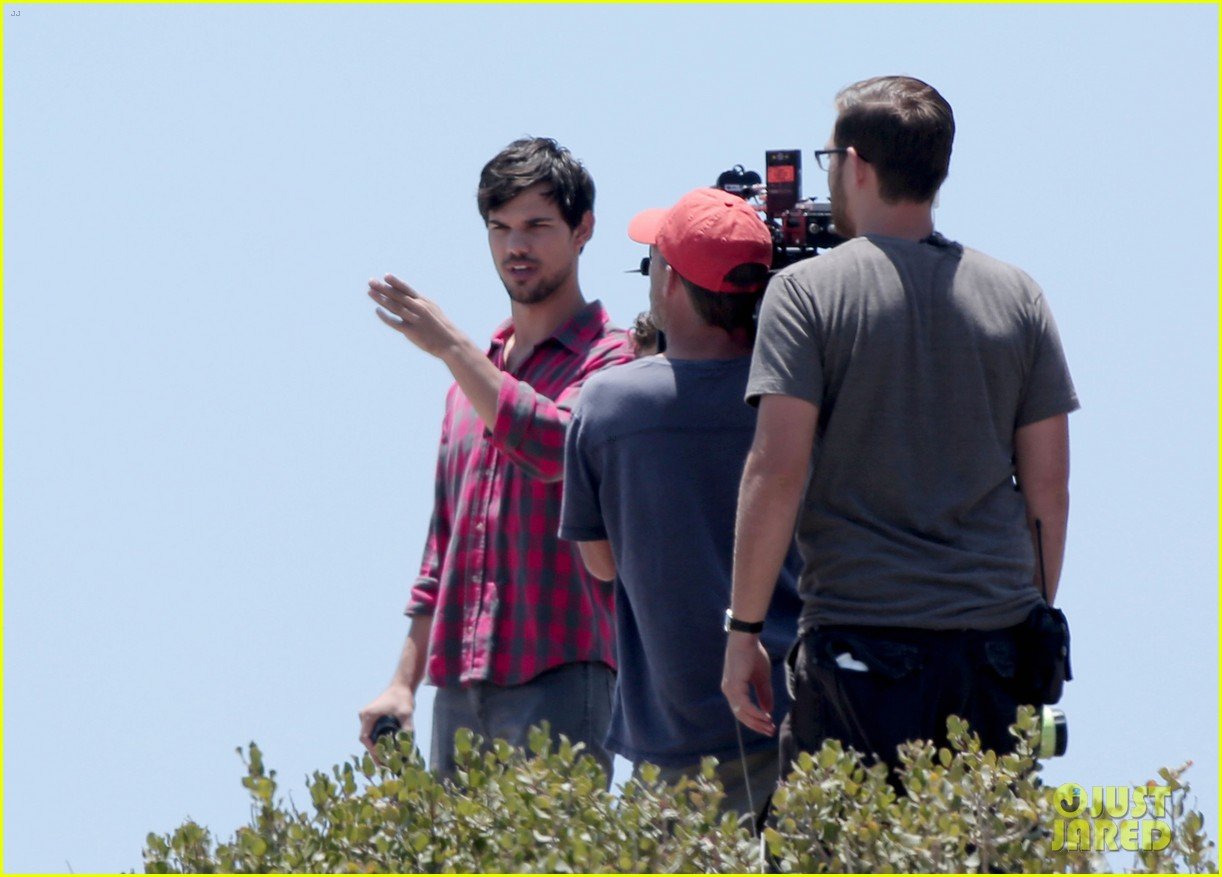 taylor lautner goes shirtless for run the tide beach scenes 193138090