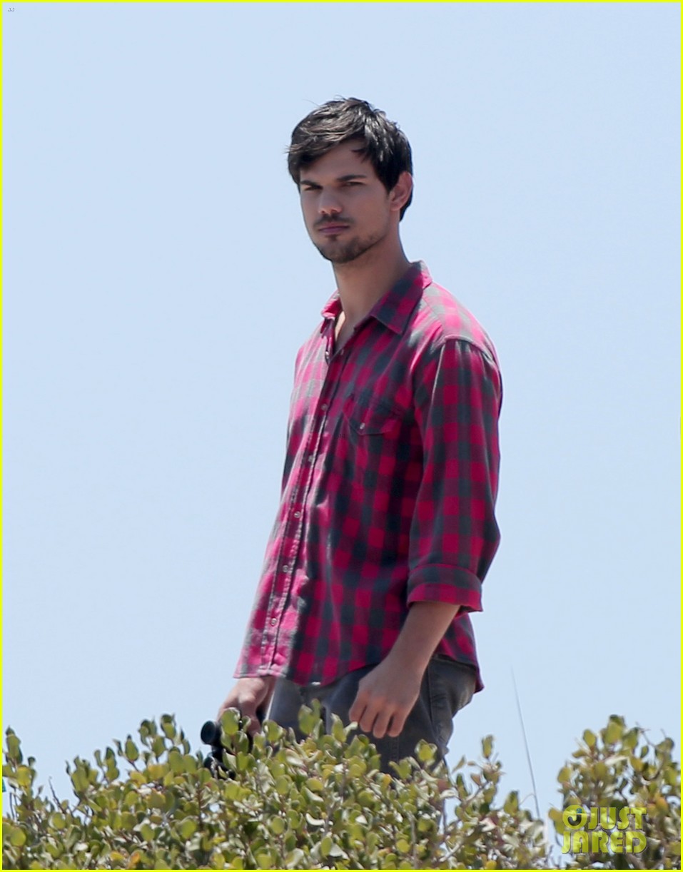 taylor lautner goes shirtless for run the tide beach scenes 243138095