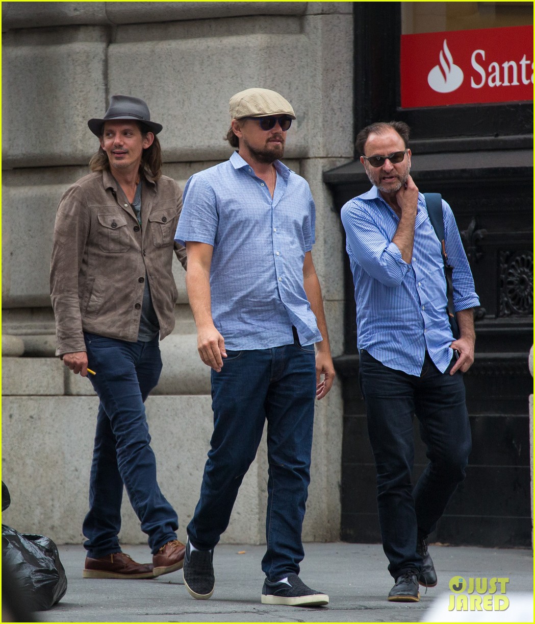 leonardo dicaprio hangs out with pals after lunch in nyc 02