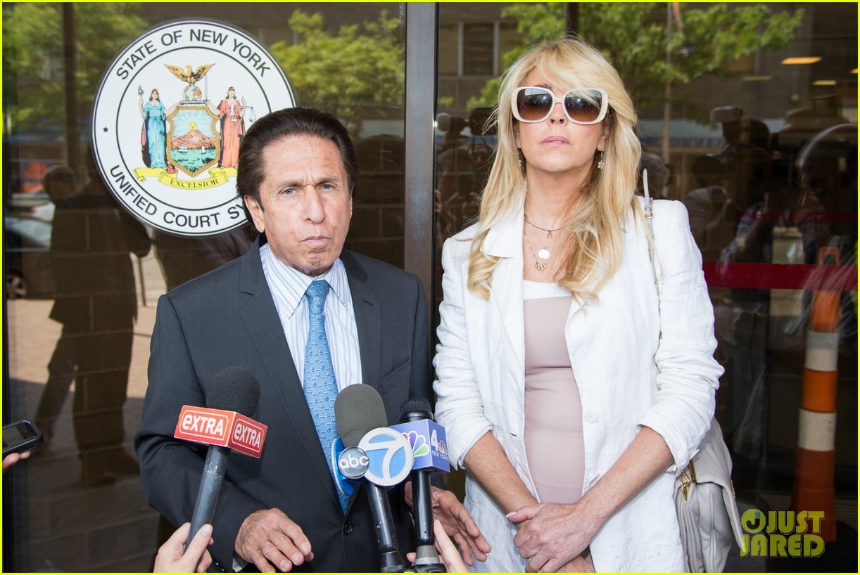lindsay lohans mom dina lohan charged in dui case 063127951