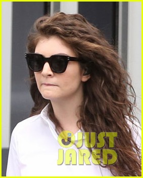 lorde sticks tongue out muchmusic awards 02