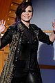 demi lovato visits late night with seth meyers 03