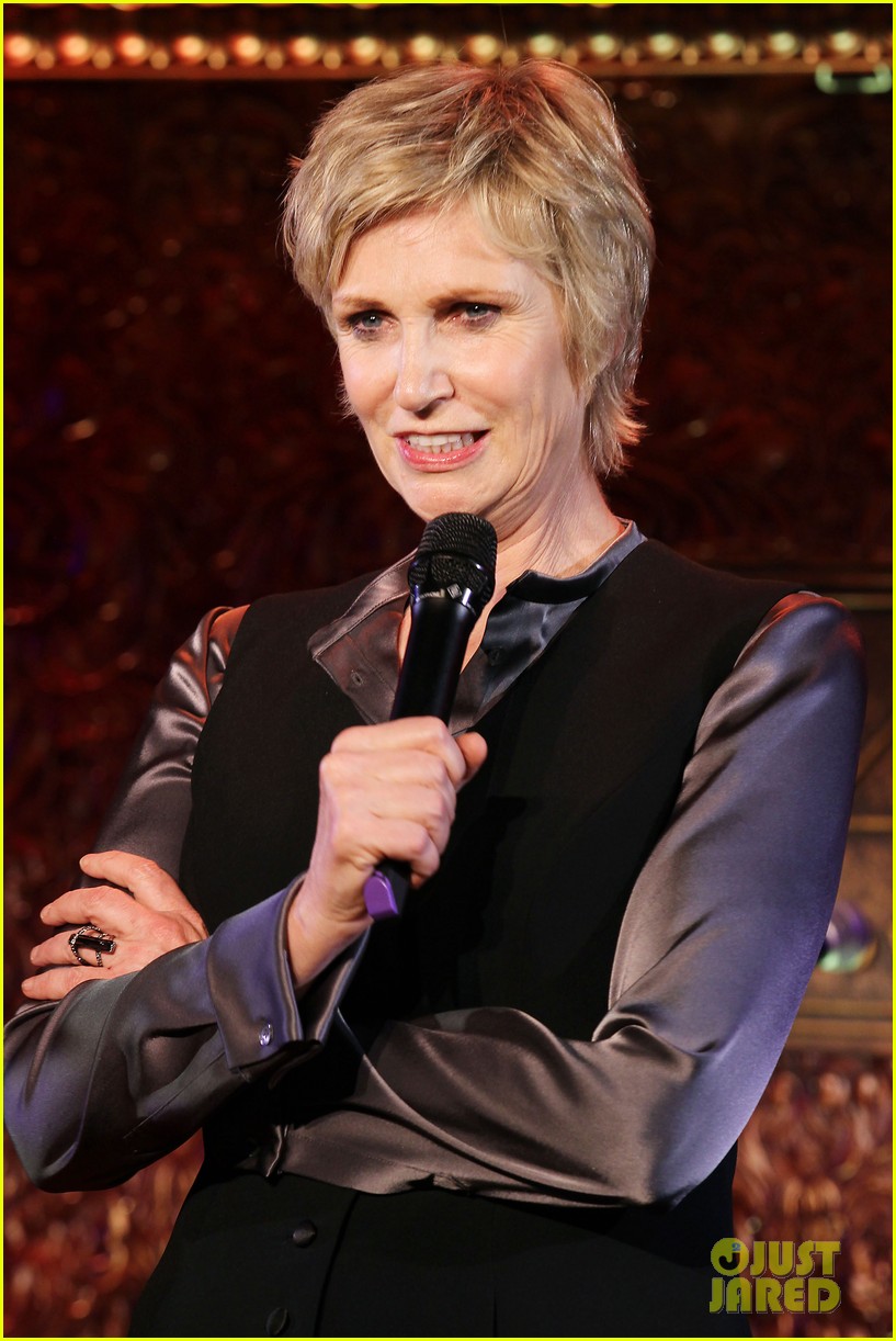 jomatthew morrison kisses jane lynch on stage for her solo concert debut 043138858
