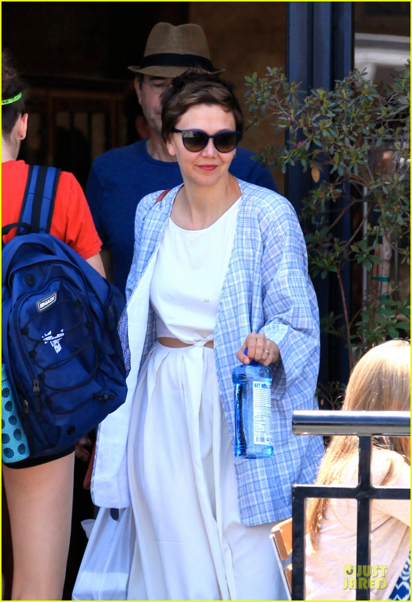 maggie gyllenhaal shows some skin at lunch 08