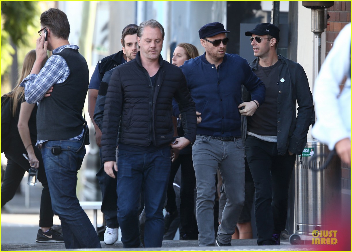 chris martin flaunts muscles on coldplay music video 053137543