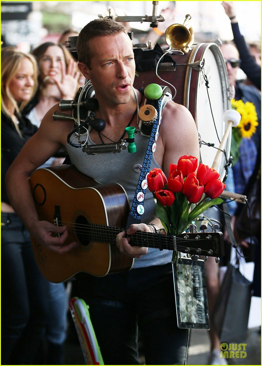 chris martin flaunts muscles on coldplay music video 173137555
