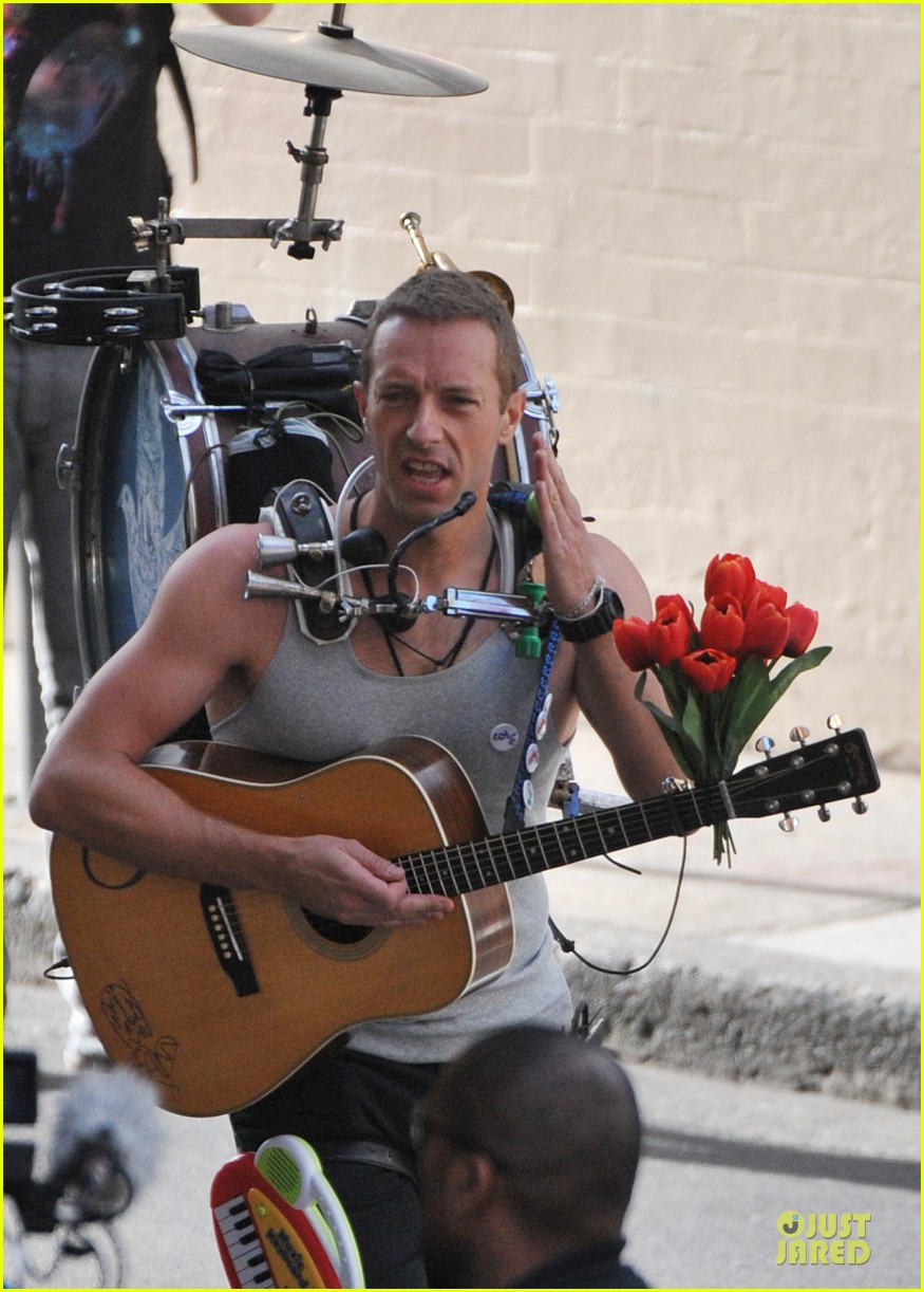 chris martin flaunts muscles on coldplay music video 22