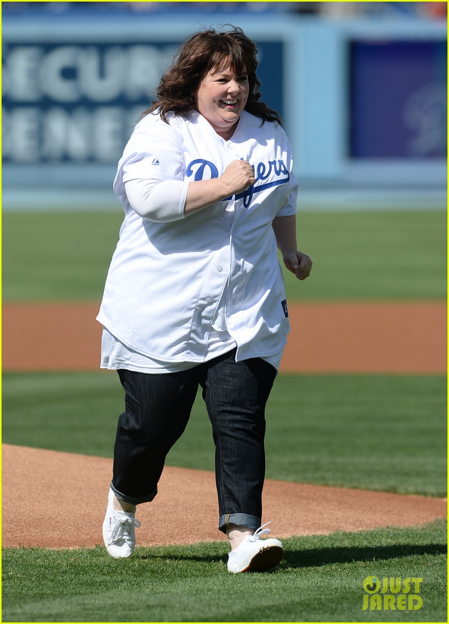 melissa mccarthy first pitch la dodgers game 023146154
