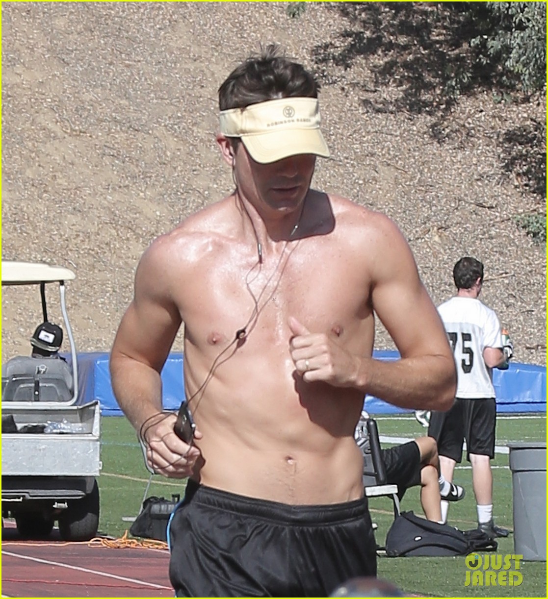 Jerry O’Connell Shows Off Fit Body While Running Shirtless!: Photo