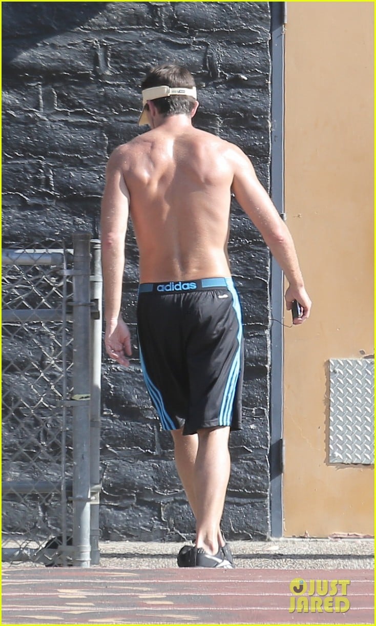jerry oconnell shows off fit body while running shirtless 033144205