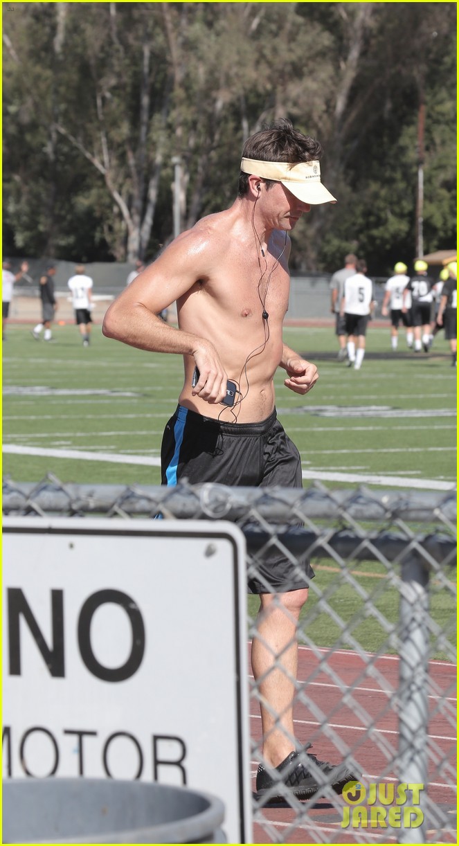 jerry oconnell shows off fit body while running shirtless 06