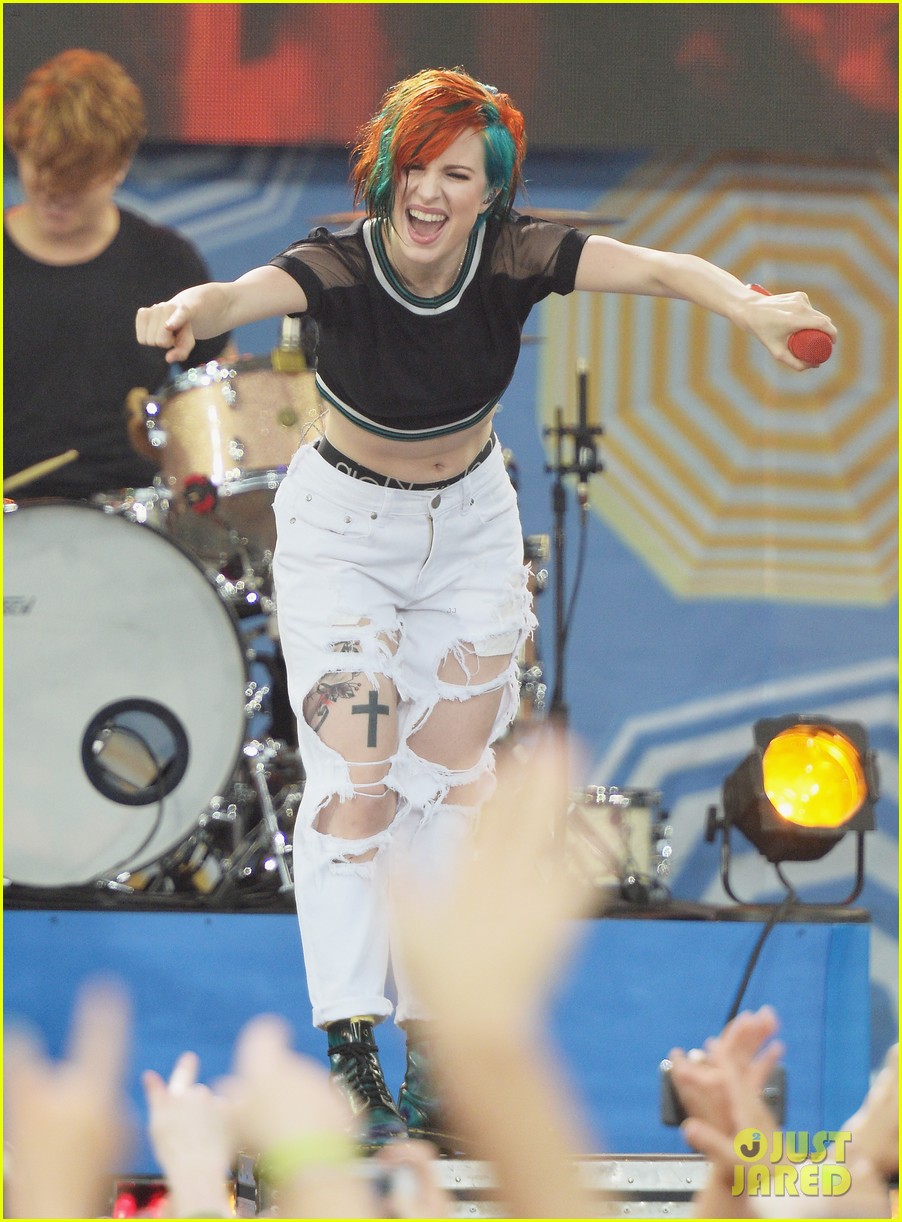 paramore get drenched during gma concert 093134697